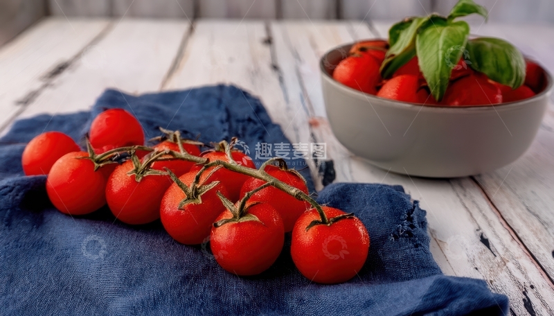 高清大图下载【趣麦麦图】蓝布上的樱桃番茄