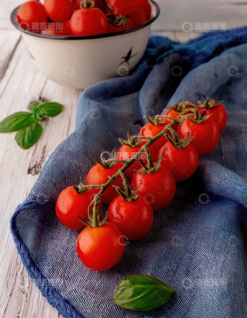 高清大图下载【趣麦麦图】布上樱桃番茄与罗勒叶