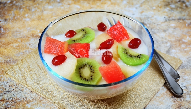 高清大图下载【趣麦麦图】碗装水果酸奶搭配摆盘