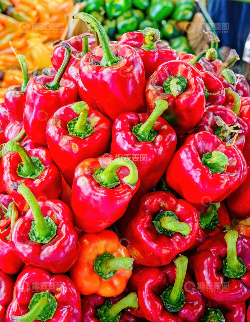 高清大图下载【趣麦麦图】市场上的红色甜椒堆