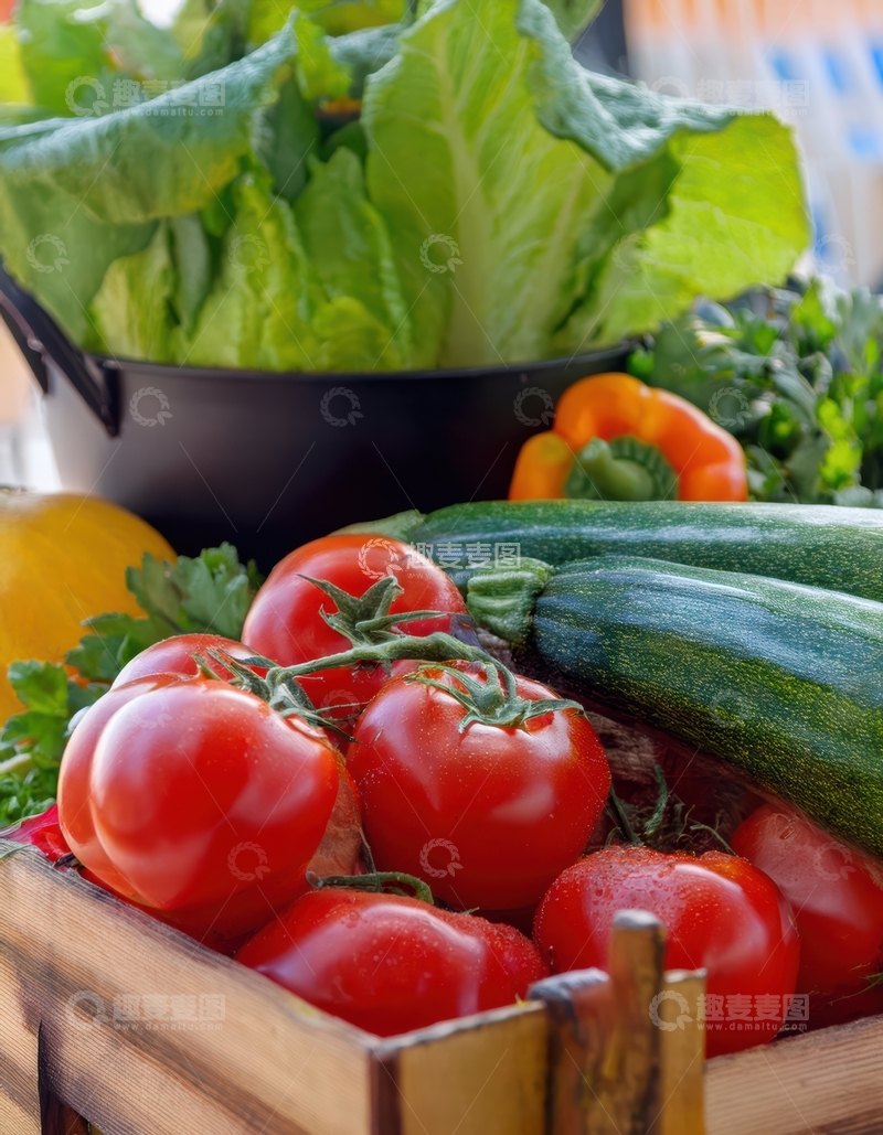 高清大图下载【趣麦麦图】木箱中的新鲜蔬果