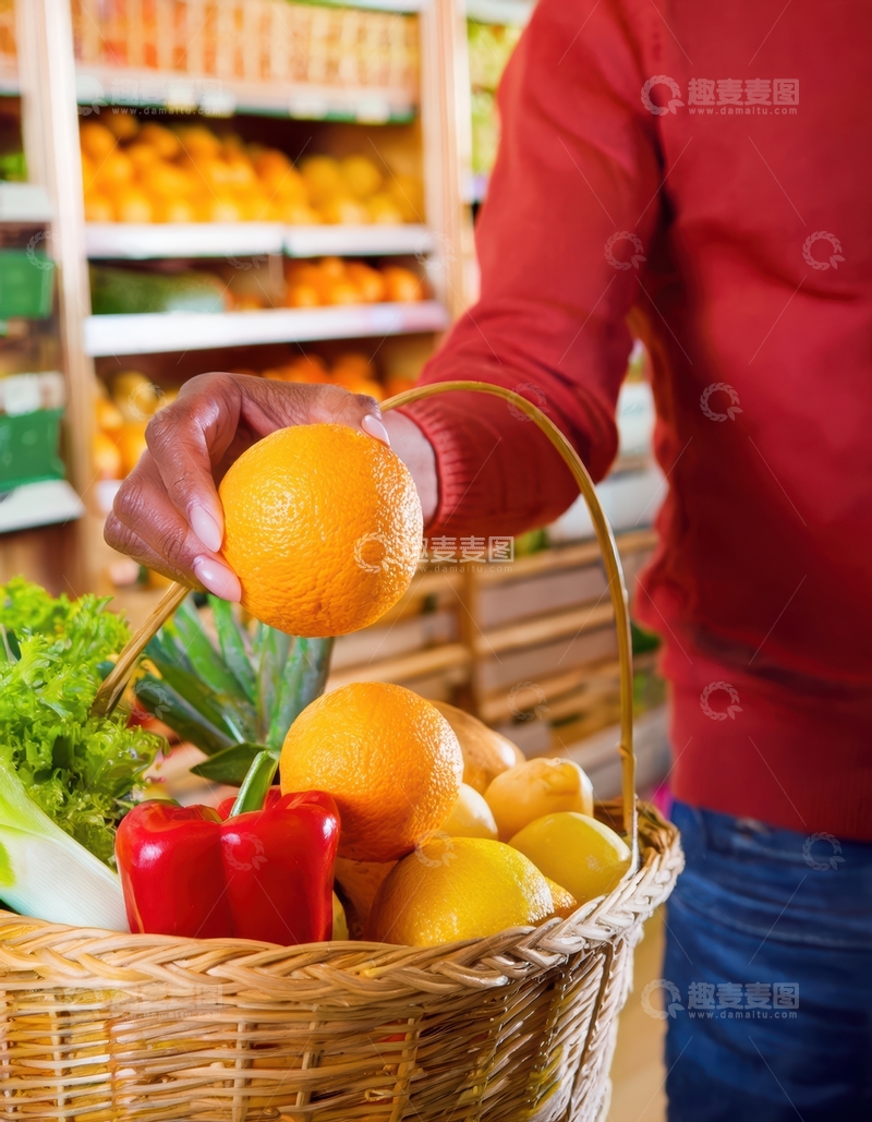 高清大图下载【趣麦麦图】人在超市挑选橙子
