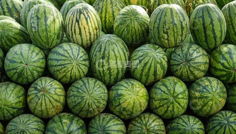 高清大图下载【趣麦麦图】大量堆叠的完整绿皮西瓜