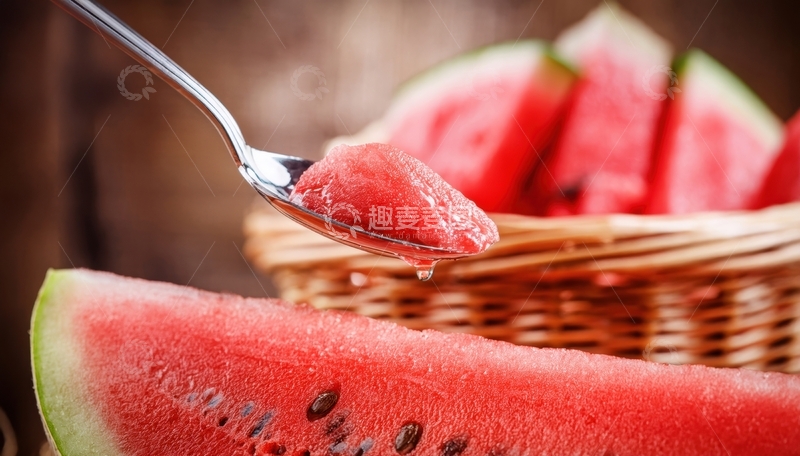 勺子舀起西瓜果肉