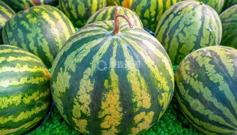 高清大图下载【趣麦麦图】堆叠的成熟西瓜