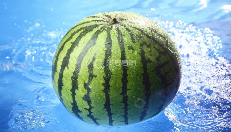高清大图下载【趣麦麦图】水面上漂浮的绿皮条纹西瓜