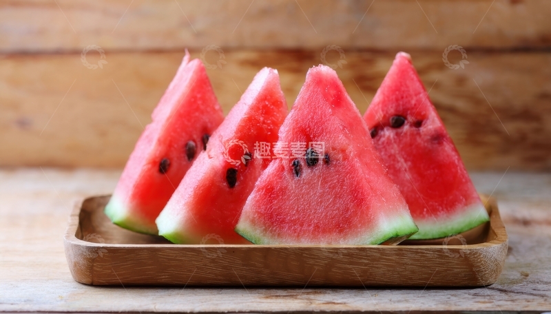 高清大图下载【趣麦麦图】木盘内的红瓤西瓜三角块