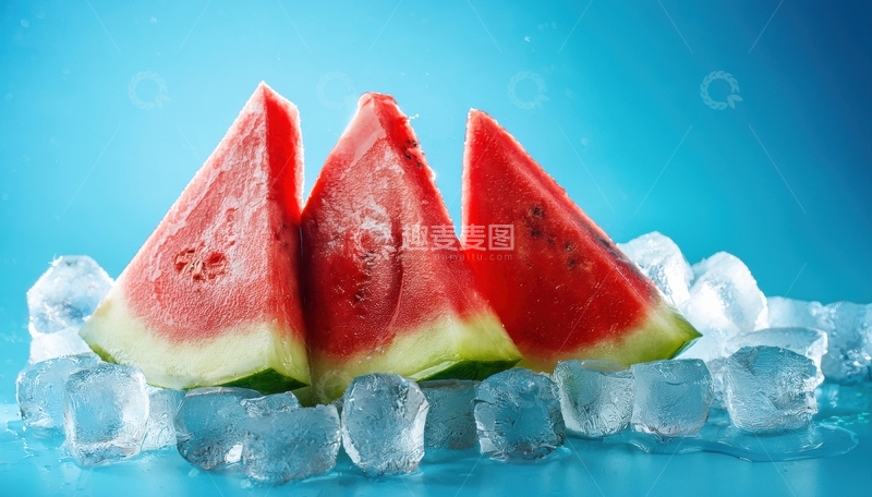 冰块上的西瓜切片