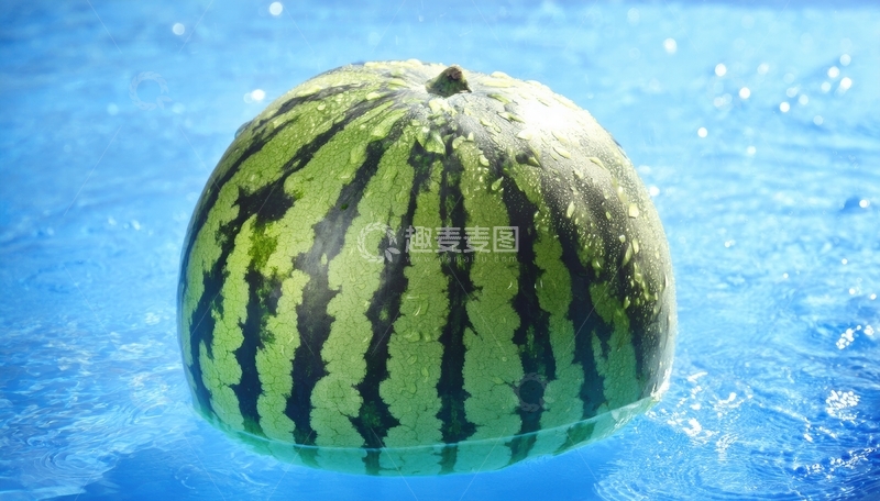 高清大图下载【趣麦麦图】蓝色水面中漂浮的西瓜