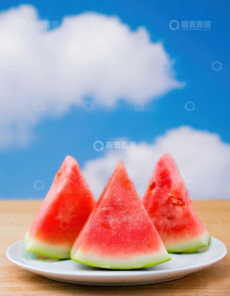 高清大图下载【趣麦麦图】白盘上的三角红瓤西瓜块