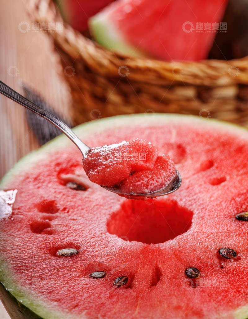 高清大图下载【趣麦麦图】勺子挖取的红瓤西瓜果肉
