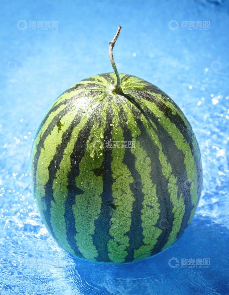 高清大图下载【趣麦麦图】蓝水面上的完整绿皮西瓜