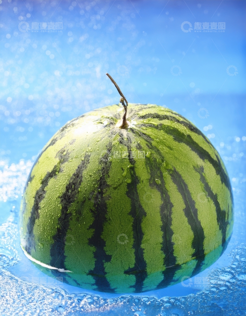 高清大图下载【趣麦麦图】水中漂浮的绿皮条纹西瓜