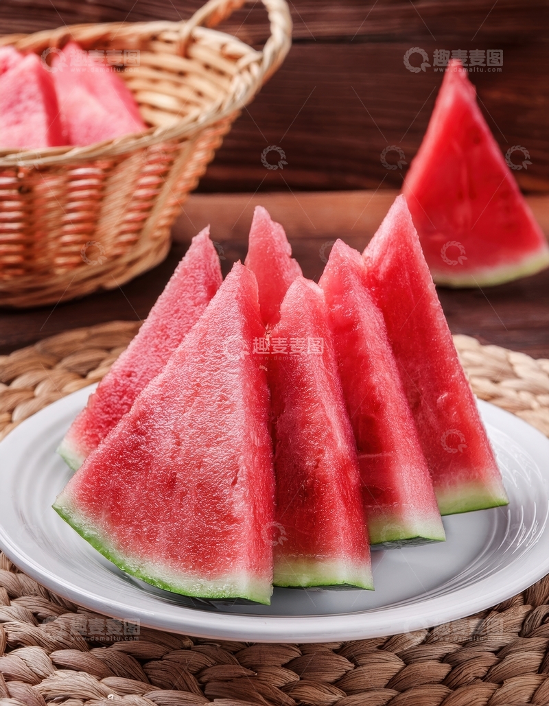 高清大图下载【趣麦麦图】盘中摆放的红瓤西瓜三角块