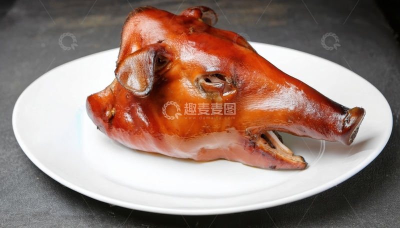 高清大图下载【趣麦麦图】白盘上的烤猪头肉