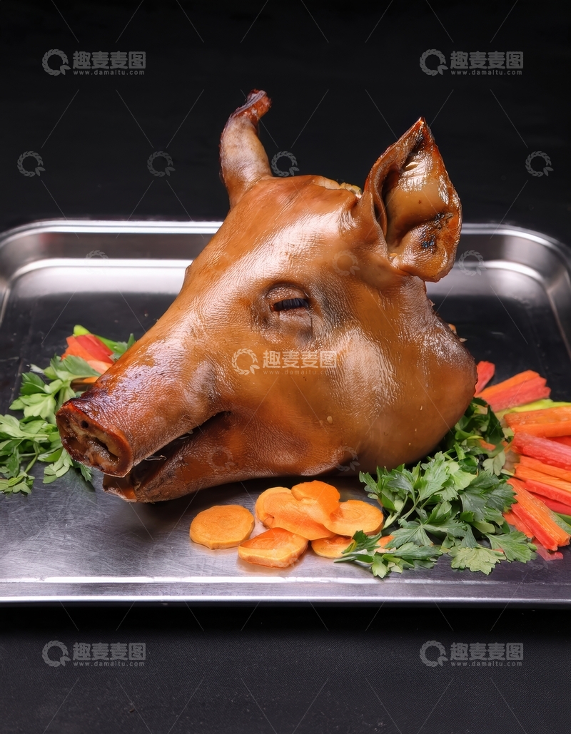 高清大图下载【趣麦麦图】金属盘上的烤猪头