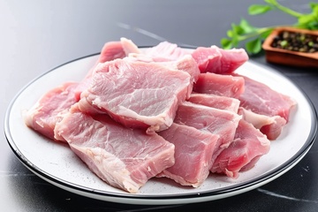 一盘厚切生猪肉