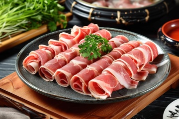 一盘羊肉卷美食