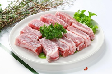 一盘生猪肉条