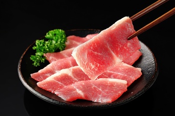 筷子夹起一片瘦肉片