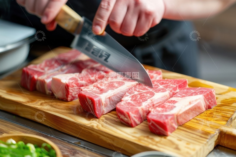 高清大图下载【趣麦麦图】厨师拿着刀切牛肉块
