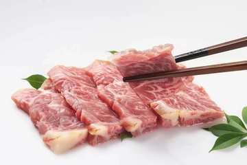 筷子夹起生肉片
