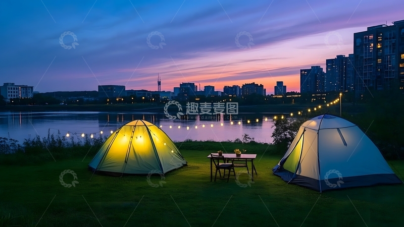 高清大图下载【趣麦麦图】夜晚在城市高楼前的公园草坪上露营