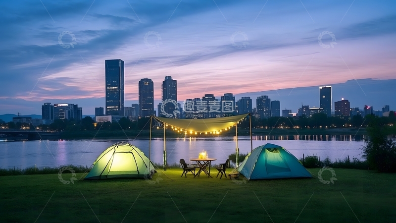 高清大图下载【趣麦麦图】夜晚在城市高楼前的公园草坪上露营5