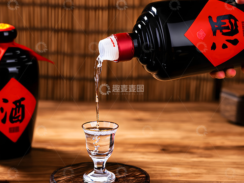 高清大图下载【趣麦麦图】白酒倾倒美学场景摄影图