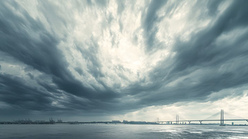 晨光浓云下的长江大桥风景