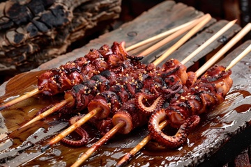一把烤鱿鱼串