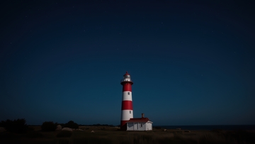 夜幕下矗立的红白灯塔