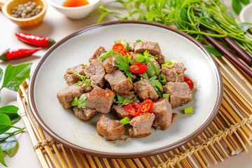 一盘炒牛肉粒美食