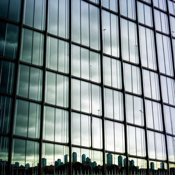 城市 玻璃 远山 梯田 反射 建筑