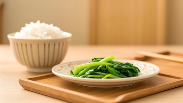 一盘青菜和白米饭特写