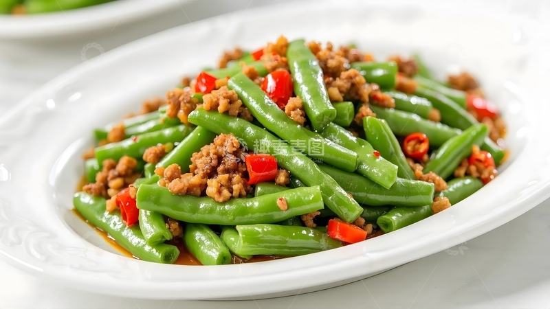 高清大图下载【趣麦麦图】盛放在白色盘子里炒四季豆1