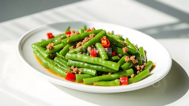 高清大图下载【趣麦麦图】盛放在白色盘子里炒四季豆2