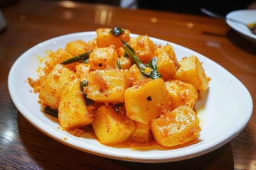 一盘炒土豆块美食