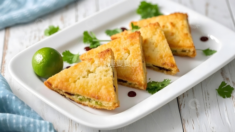 高清大图下载【趣麦麦图】清晨桌面上的三角状煎制点心特写1