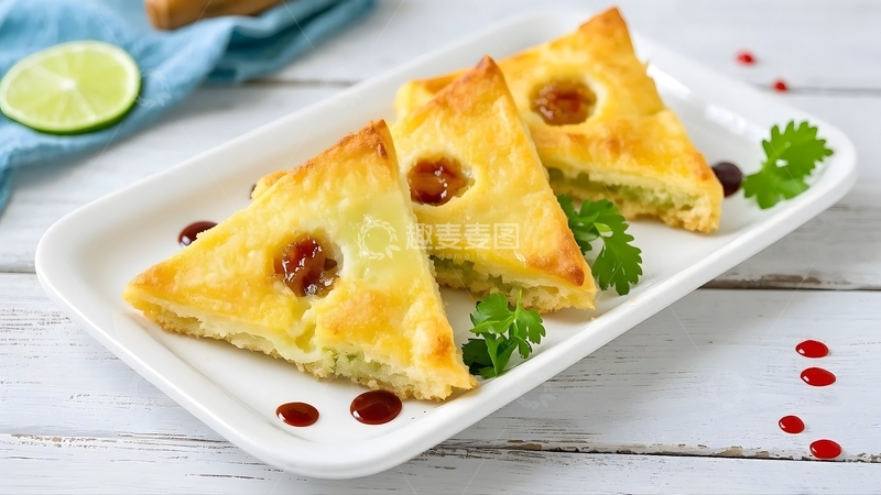 高清大图下载【趣麦麦图】清晨桌面上的三角状煎制点心特写2