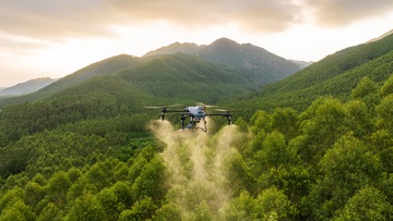 无人机在果园上进行施肥施药喷洒作业