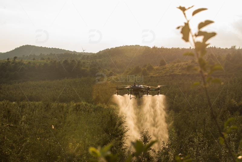 高清大图下载【趣麦麦图】夕阳下无人机在进行施药施肥作业