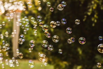 春天里五彩斑斓耀眼的肥皂泡泡