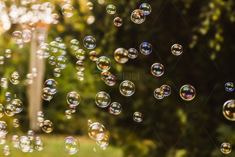 春天里五彩斑斓耀眼的肥皂泡泡