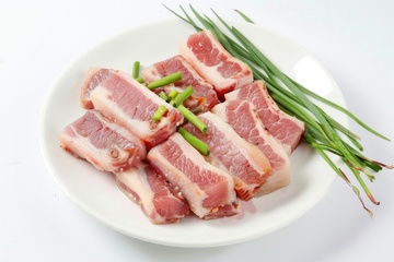 一盘生肉排美食
