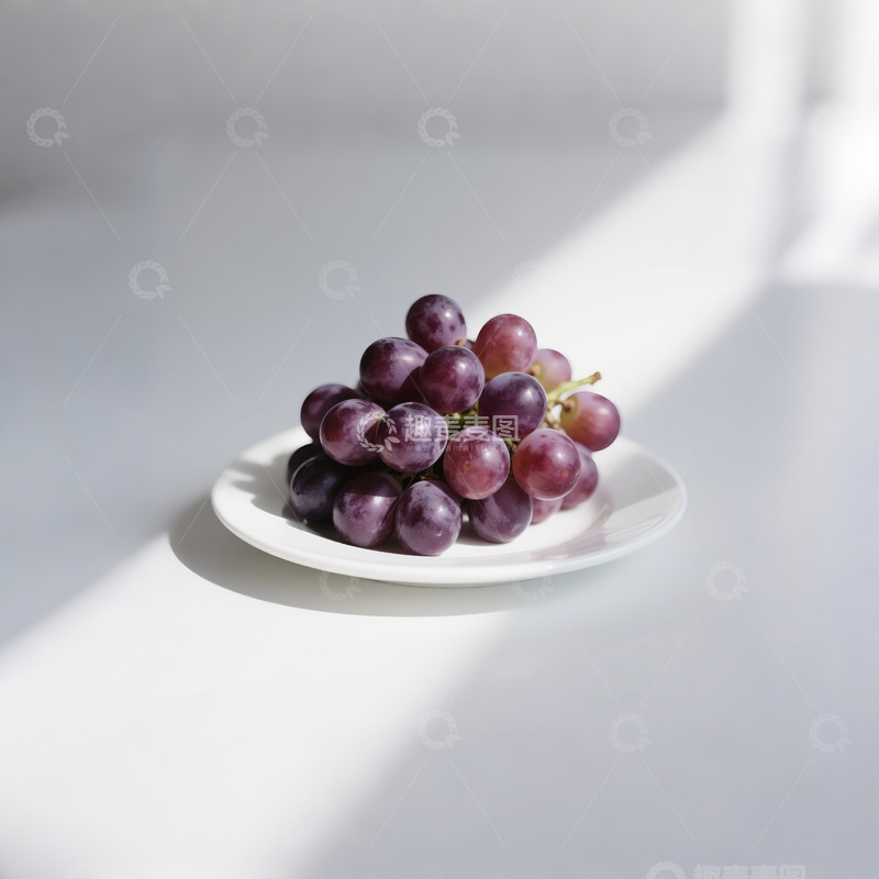 高清大图下载【趣麦麦图】一串葡萄放在白色盘子里