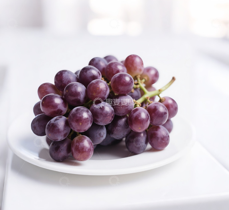 高清大图下载【趣麦麦图】放在白色盘子里面的葡萄