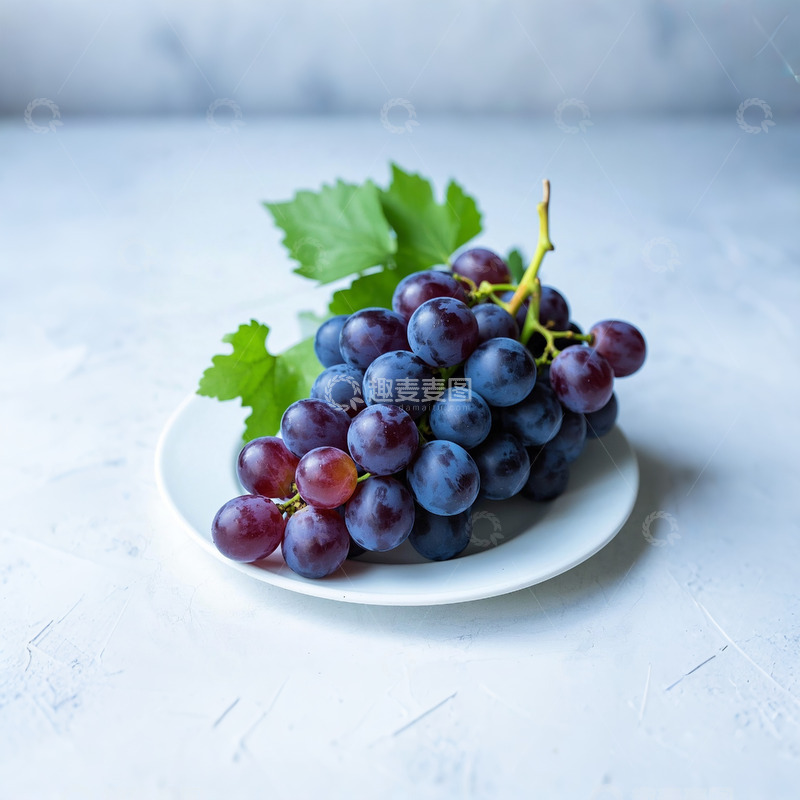 高清大图下载【趣麦麦图】葡萄放在白色盘子里