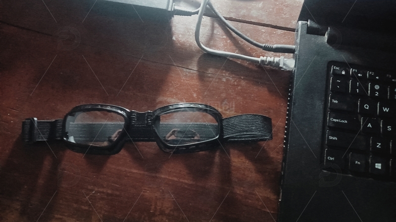  放在桌子上电脑旁的护目镜
