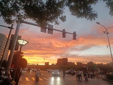 城市，夕阳，雨后，下班，生活，火烧云